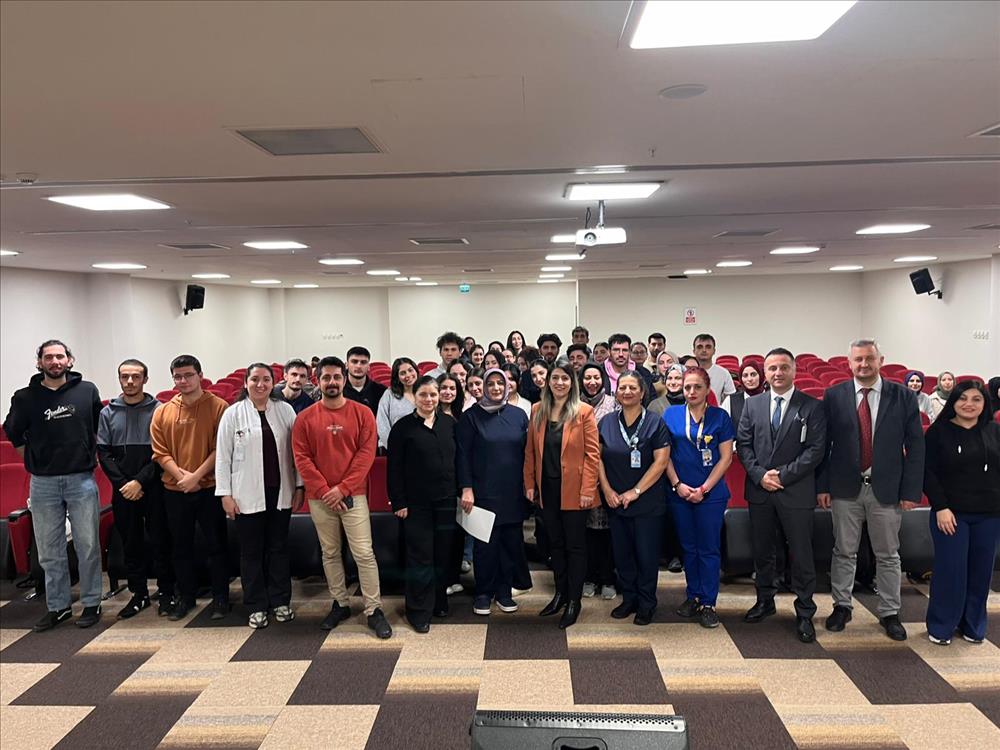 “Farklı Kademelerden Hastane Yöneticilerinin Saha Yönetimi Deneyimleri” etkinliği kapsamında hastane sağlık bakım hizmetleri yöneticileri ve Hemşirelikte Yönetim dersi öğrencileri bir araya geldi.